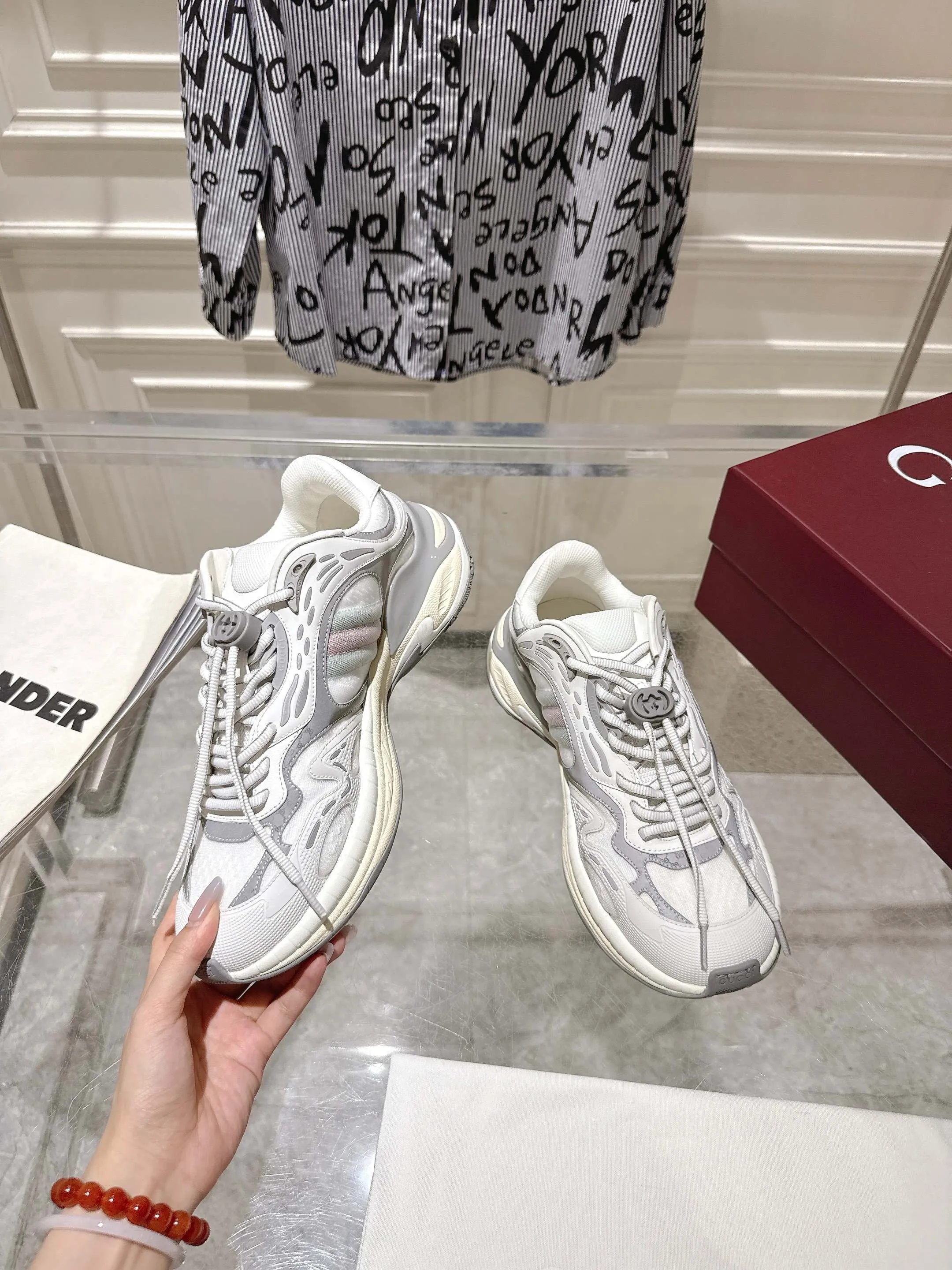 👟👟Ex-factory price 980👟👟Upgraded version with airplane case Gucci Gucci 25ss hot new style couple style retro sports shoes dad shoes This Gucci 2.0 reinterprets the brand's iconic striped webbing elements. This new interpretation of iconic details uses EVA thick soles with a smart silhouette, bringing a stable and comfortable wearing experience. Delivered in exquisite packaging. Fabric: Made of original imported cowhide/technical fabric. Inner foot pad: Breathable mesh. Heel height: 4cm. Sole: Original customized ultra-light foam rubber outsole. Size: 35-45 (women's size 40, men's size 45, custom-made, non-returnable)
